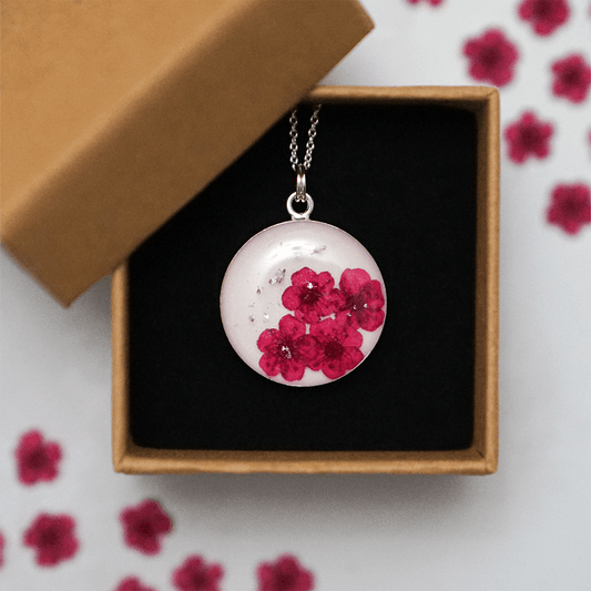 Halskette mit pinker Spiere